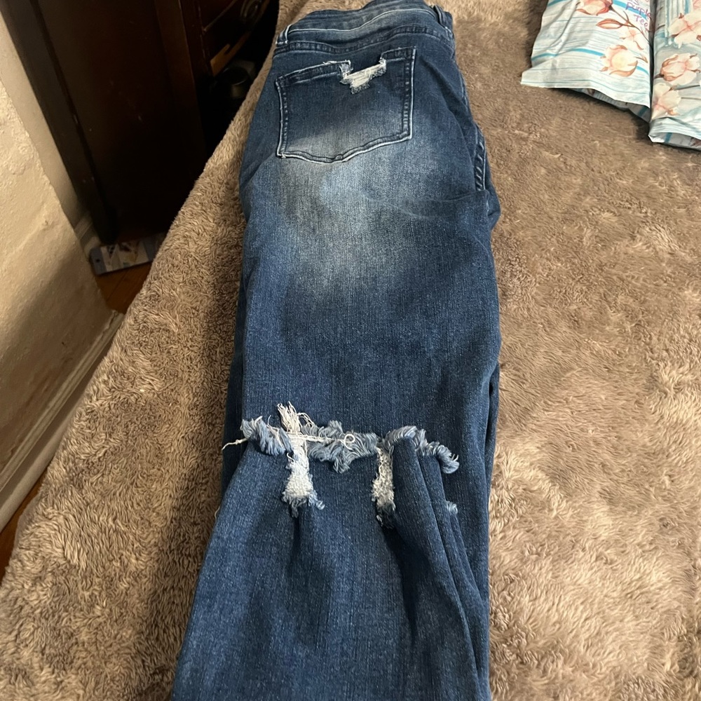 Distressed jeans - Picture 2 of 4